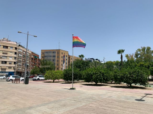 VOX Murcia exige la retirada de la bandera del lobby LGTBI de la Plaza de la Cruz Roja
