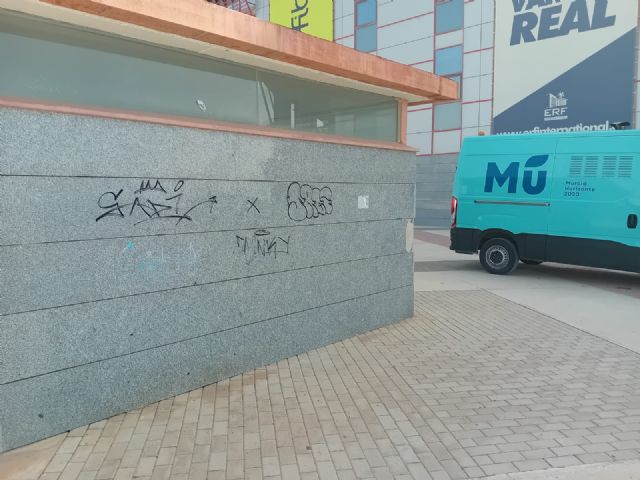 El Ayuntamiento elimina las pintadas del perímetro del Estadio Enrique Roca de Murcia