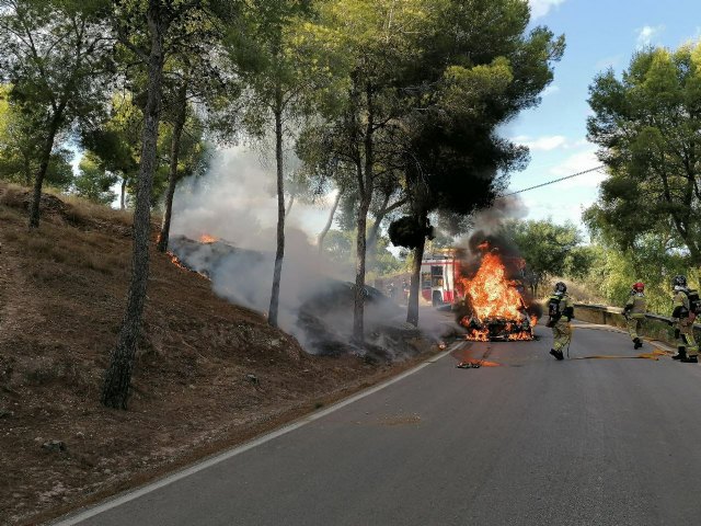 Incendio de un vehículo en las proximidades de zona forestal en La Alberca