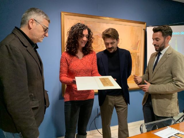 El Museo Ramón Gaya restaura la etiqueta de uno de los cuadros del reconocido pintor murciano, que compartió sala con el Guernica en París