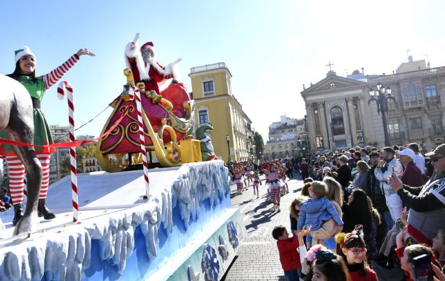 Papá Noel recorre Murcia con un desfile de más de 30 carrozas y elementos de gran formato