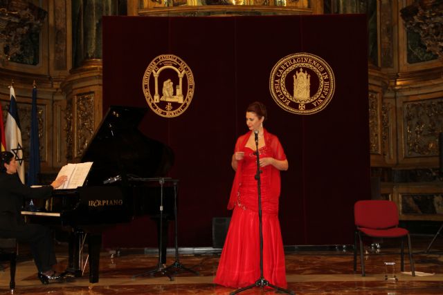 La soprano argentino-israelí Sivan Rotem ha interpretado esta tarde en la UCAM 'Viva el amor'