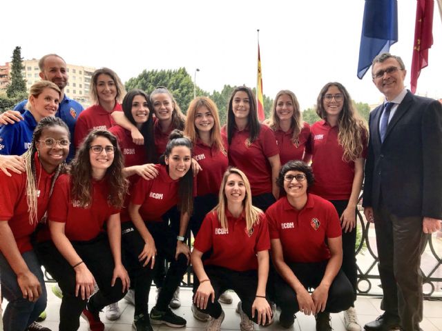 Las campeonas del CAP Ciudad de Murcia llevan al Ayuntamiento su ascenso a la segunda división femenina de fútbol