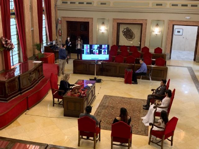 El Ayuntamiento retransmite por primera vez las bodas civiles por videoconferencia