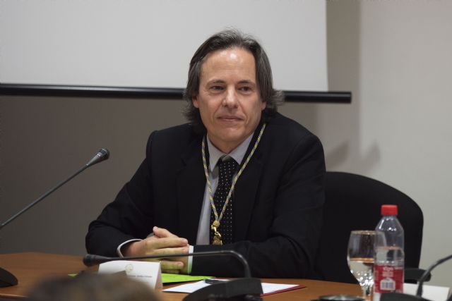Pedro Hellín toma posesión como decano de la Facultad de Comunicación y Documentación de la UMU
