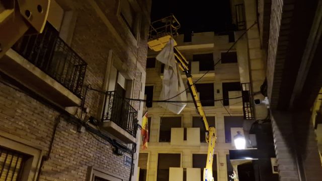 El Ayuntamiento de Murcia comienza la colocación de los toldos en las calles del centro tras desbloquear el contrato