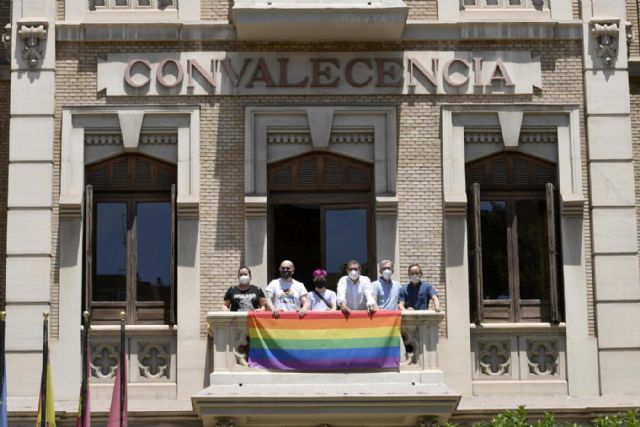 La Universidad de Murcia cuelga la bandera LGTBI en el edificio de la Convalecencia
