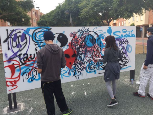 Puente Tocinos pone en marcha el primer taller de graffitis de la región