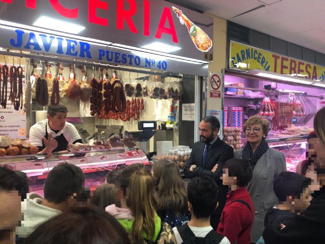 50 escolares de Casillas y La Flota visitan la plaza de abastos de Vistabella para conocer la importancia de los alimentos de calidad en la dieta diaria