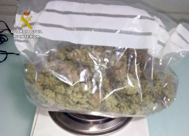 La Guardia Civil sorprende al conductor de una furgoneta con 120 gramos de cogollos de marihuana