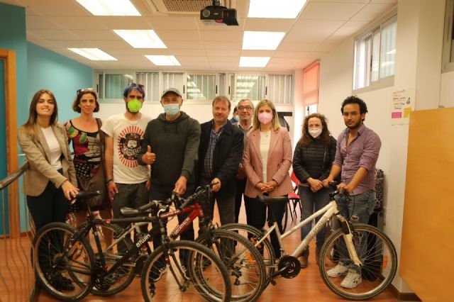 El Ayuntamiento entrega a entidades sociales las primeras 10 bicis donadas por murcianos y rehabilitadas por la Fundación Secretariado Gitano