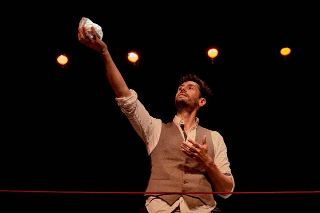 El Teatro Romea comienza su temporada con las entradas agotadas para ver a Juan Diego Botto en la aplaudida 'Una noche sin luna'