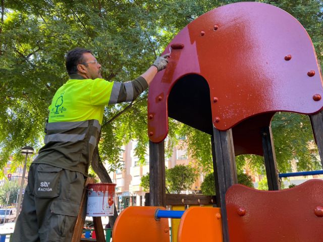 Parques y Jardines revisa cada día los más de 2.800 juegos infantiles del municipio para su correcto funcionamiento