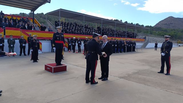 Vicente Mendoza es distinguido como 'Amigo de la Infantería de Marina' en el 487 aniversario del Cuerpo