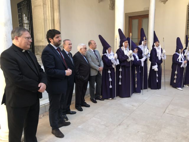 El presidente recibe la convocatoria de la Cofradía de Nuestro Padre Jesús Nazareno de Murcia