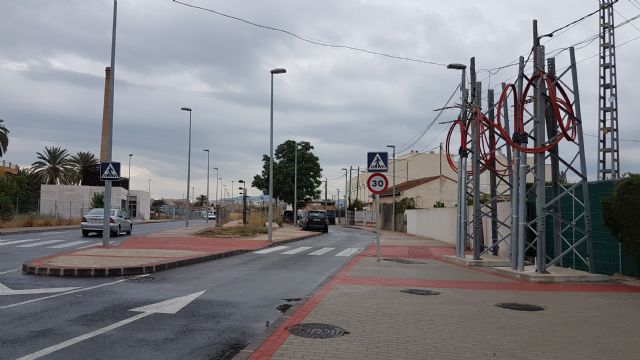El PSOE exige a Ballesta la eliminación de las torres eléctricas que invaden la acera en La Arboleja y le insta a soterrar el cableado