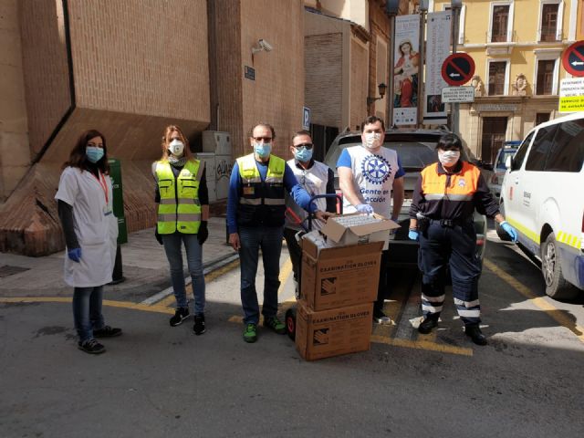 Rotary y Grupo Zambudio ceden al Ayuntamiento material de protección y gel desinfectante para Jesús Abandonado y las Hermanitas de los Pobres