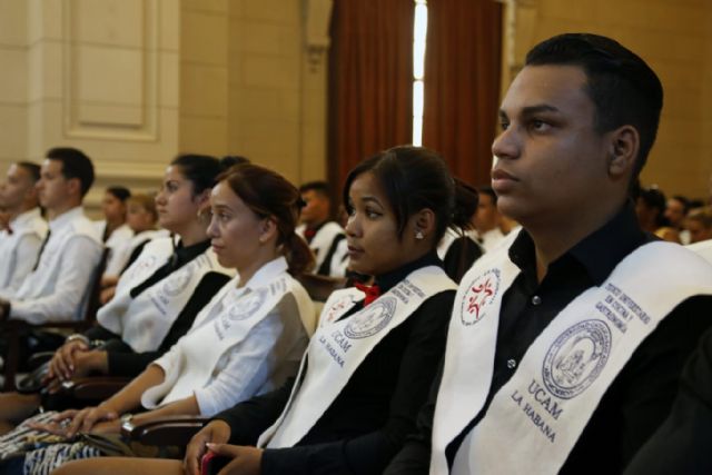 La UCAM gradúa a más de cien alumnos en su sede de Cuba