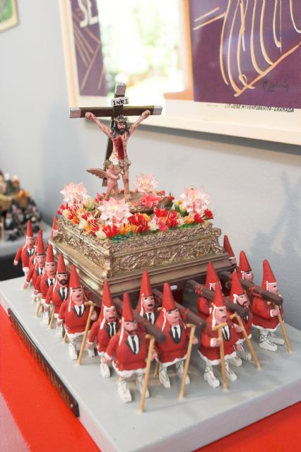 La Casa Museo del Belén expone a partir de mañana las miniaturas de la Semana Santa y de las fiestas de Murcia talladas a mano por Julián Sánchez Castellanos