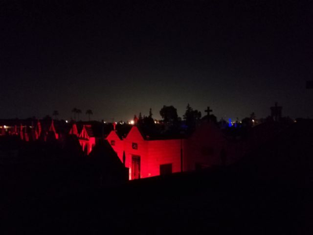 Vista nocturna al Cementerio Nuevo de Beniaján