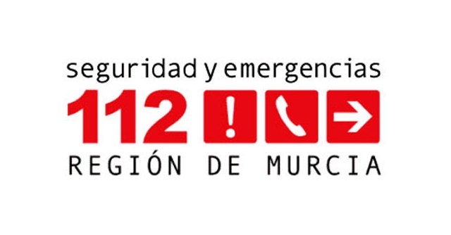 Sanitarios atienden y trasladan al hospital a una mujer herida en el incendio de una vivienda en el polígono Infante don Juan Manuel de Murcia
