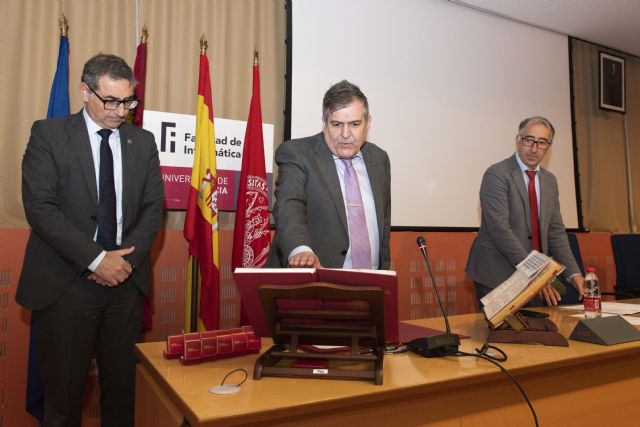 Antonio Flores Gil toma posesión como decano de la Facultad de Informática de la Universidad de Murcia