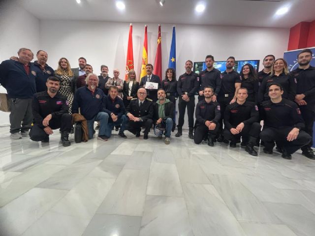 Bomberos del Ayuntamiento de Murcia protagonizan un calendario solidario