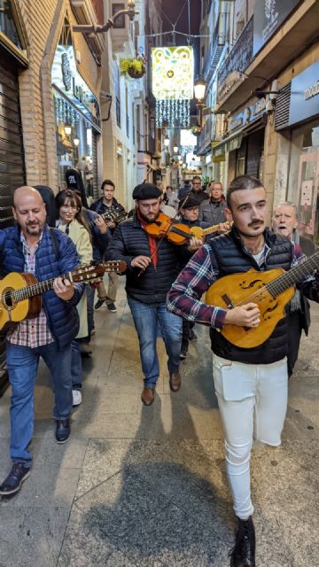 Las cuadrillas llevan los sonidos de la tradición y el folklore murciano a las calles del centro de Murcia