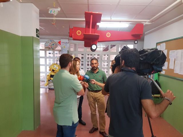 Rafael Gómez supervisa los trabajos de limpieza y puesta a punto de los colegios del municipio de Murcia