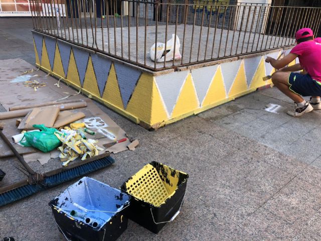 Más de 50 vecinos pintan junto con técnicos del Ayuntamiento de Murcia 20 paredes de San Antolín