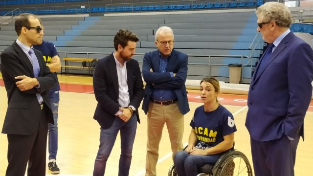 La ONCE entrega tres sillas de ruedas adaptadas al club deportivo UCAM Murcia BSR