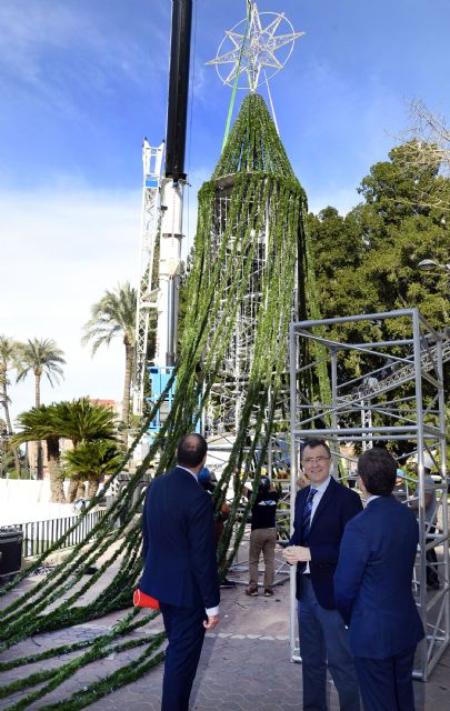 Se inicia el montaje del Gran Árbol, que encenderá la Navidad murciana el sábado 7