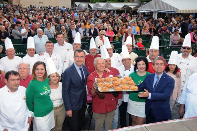 Miles de personas celebran el 8° Día del Pastel de carne con una gran fiesta en Belluga