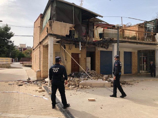 Policía Local y Bomberos atienden el desprendimiento de una terraza en El Palmar