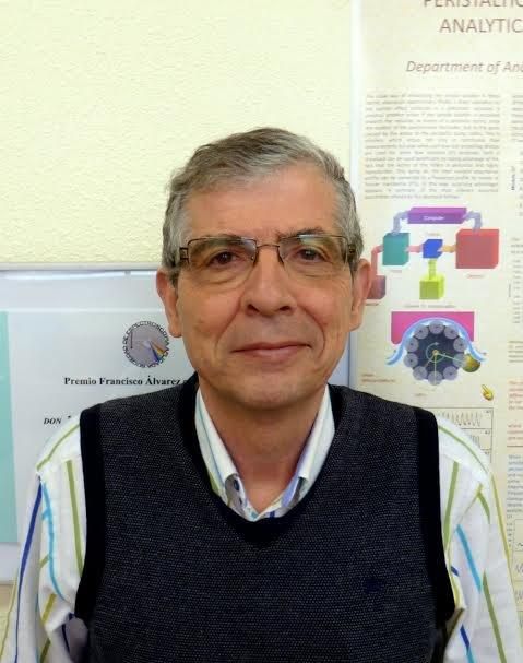 El profesor Manuel Hernández Córdoba toma posesión como académico numerario