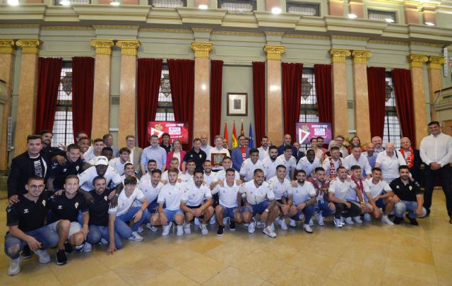 Cientos de murcianos celebran el ascenso del Real Murcia en La Glorieta
