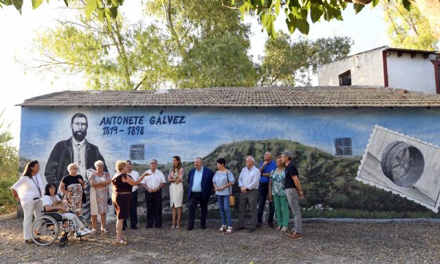 Antonete Gálvez protagoniza un mural de 40 metros cuadrados en la peña huertana El Ciazo de Torreagüera