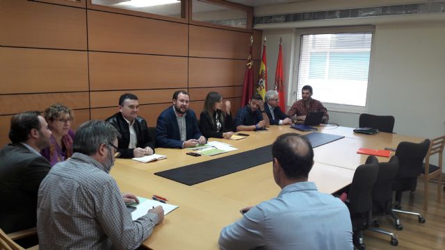 Ahora Murcia denuncia que 'un año después, el PP en lugar de crear de una vez la mesa del árbol ha hecho una reunión informativa del ficus'