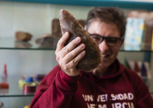Un proyecto de la UMU lleva la Arqueología a varios centros ocupacionales de Murcia y Almería