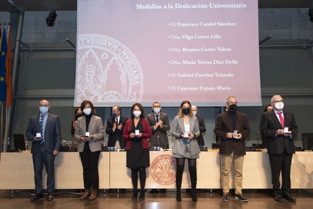 La Universidad de Murcia reconoce el esfuerzo de toda una vida a 152 miembros de la comunidad universitaria