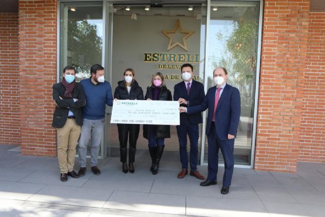 ASSIDO recibe cerca de 4.000 euros gracias a la solidaridad de los murcianos y de Estrella de Levante